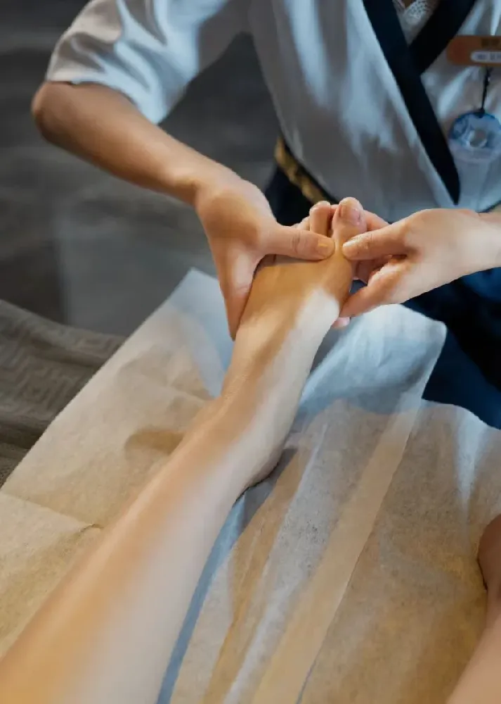Chinese Foot Therapy (Zú Liáo): Complete Guide to Foot Reflexology & Herbal Soaks